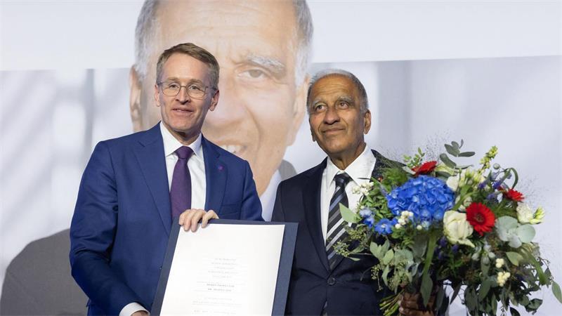 Klimaforscher Latif neuer Ehrenbürger Schleswig-Holsteins Ministerpräsident Daniel Günther (CDU, links) ernannte den 71-Jährigen zum 9. Ehrenbürger des Landes.
