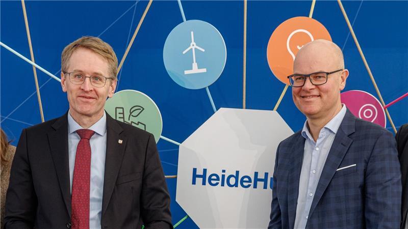 Ministerpräsident Daniel Günther (CDU, links) und Umweltminister Tobias Goldschmidt (Grüne) freuen sich über den Baustart.