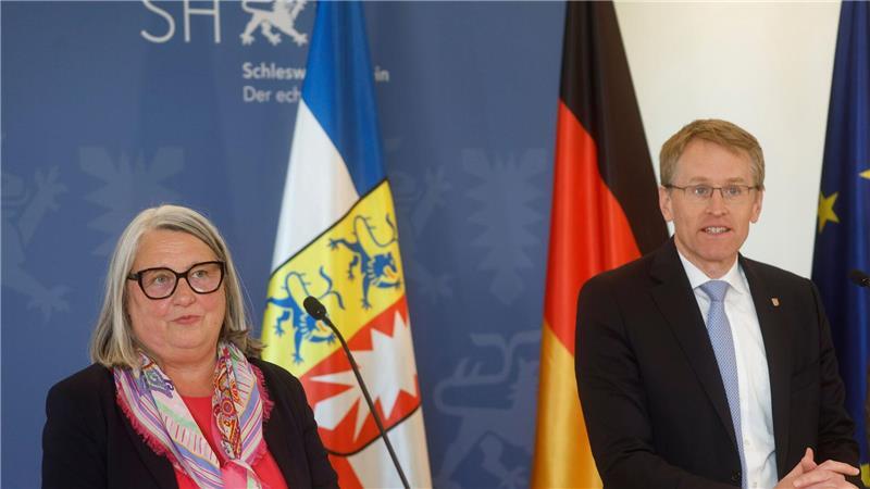 Stenke ist neue Bildungsministerin in Schleswig-Holstein Ministerpräsident Daniel Günther (CDU) stellte die Nachfolgerin von der neuen Bundesbildungsministerin Karin Prien (CDU) in Kiel vor.