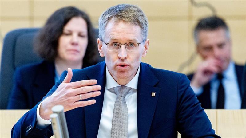Ministerpräsident Daniel Günther (CDU) will potenzielle Angreifer in Präventivhaft nehmen lassen. (Archivbild)