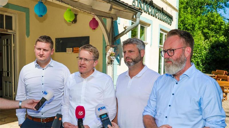 Günther entschuldigt sich für Probleme mit „Missunde III“ Ministerpräsident Daniel Günther (CDU, zweiter von links) und Wirtschaftsminister Claus Ruhe Madsen (CDU, rechts) trafen sich mit den Bürgermeistern Joschka Buhmann (links, Gemeinde Brodersby/Goltoft) und Tobias Hansen (zweiter von rechts, Kosel).