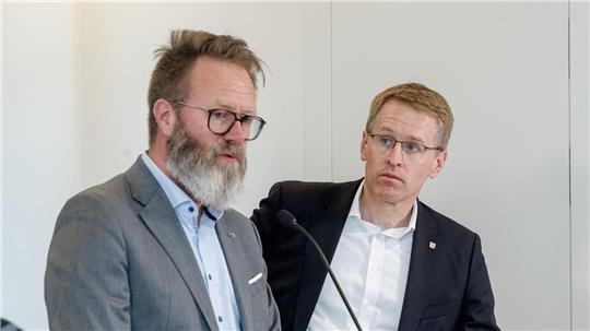 Ministerpräsident Daniel Günther (r) und Wirtschaftsminister Claus Ruhe Madsen gaben die Zahlen beim Glasfaserforum in Kiel bekannt. (Archivbild)