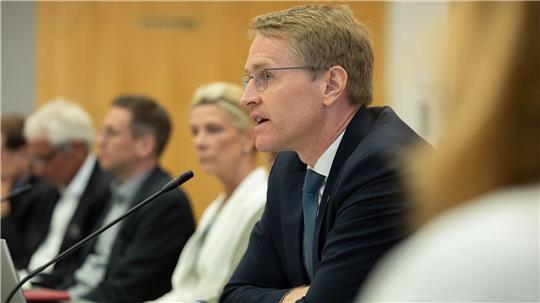 Ministerpräsident Daniel Günther verteidigt das Vorgehen der Landesregierung im Fall Northvolt.