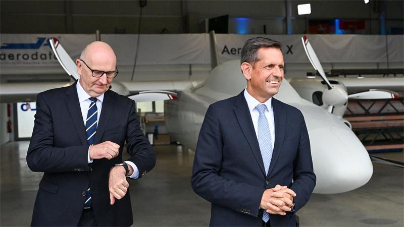 Neue Aufklärungsdrohne soll Schutz vor Bedrohung verbessern Ministerpräsident Dietmar Woidke (SPD) und sein niedersächsischer Amtskollege Olaf Lies (SPD) besuchen die Firma Aerodata AG.