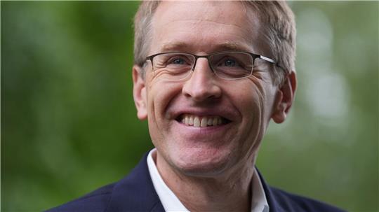 Ministerpräsident Günther bringt ein Netzwerk für maritime Sicherheit auf den Weg. (Archivbild) 