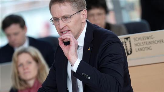 Ministerpräsident Günther lobt den Einsatz der Landesregierung für Kinder und Bildung.