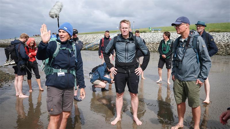 Ministerpräsident Günther und Umweltminister Goldschmidt informieren sich bei einer Wattwanderung im Nationalpark Wattenmeer.