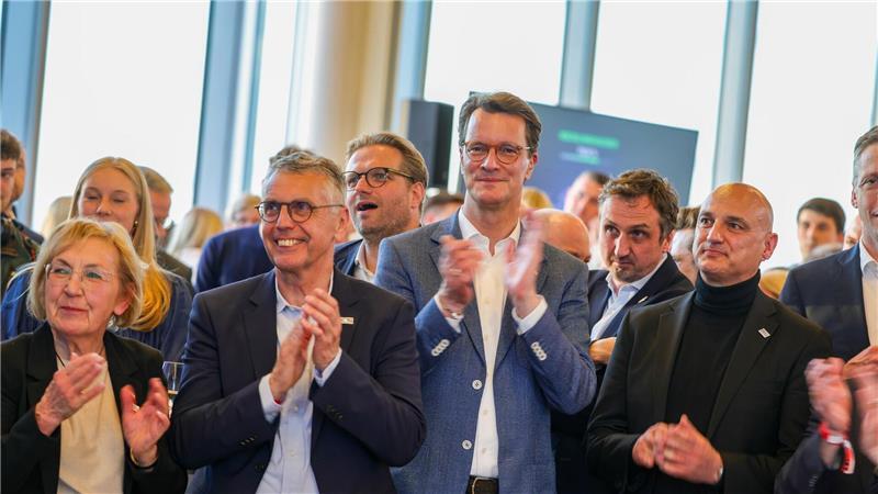 Ministerpräsident Hendrik Wüst (M) freut sich über 1,4 Millionen Teilnehmer am Olympia-Votum. 