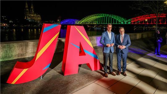 Ministerpräsident Hendrik Wüst (l) und Kölns Oberbürgermeister Torsten Burmester freuen sich über das Ja beim Olympia-Entscheid.