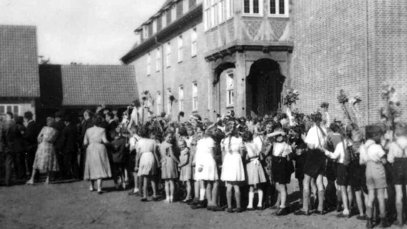 Bezahlbares Wohnen: Neue Ideen für die Jorker Grundschule Ministerpräsident Hinrich Wilhelm Kopf (SPD) weihte die Volksschule im Jahr 1951 ein.