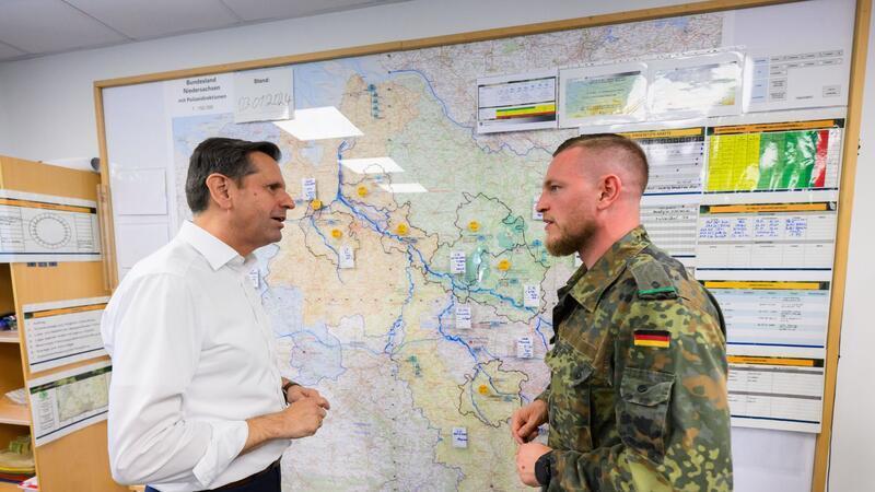 Landeskommando Niedersachsen: Szenario eines Kriegs ist „real“ Ministerpräsident Lies informiert sich beim Landeskommando über die Arbeit der Bundeswehr.