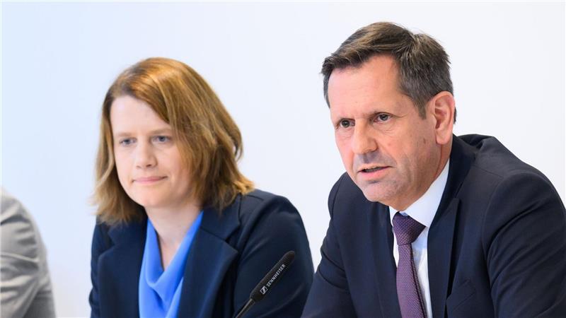 Ministerpräsident Lies (r) setzt für seine Investitionsoffensive auch auf neue Schulden.