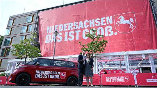 Ministerpräsident Lies und seine Stellvertreterin Hamburg präsentieren den neuen Slogan vor der niedersächsischen Landesvertretung in Berlin.