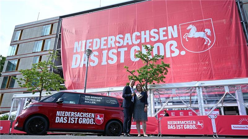 Ministerpräsident Lies und seine Stellvertreterin Hamburg präsentieren den neuen Slogan vor der niedersächsischen Landesvertretung in Berlin.