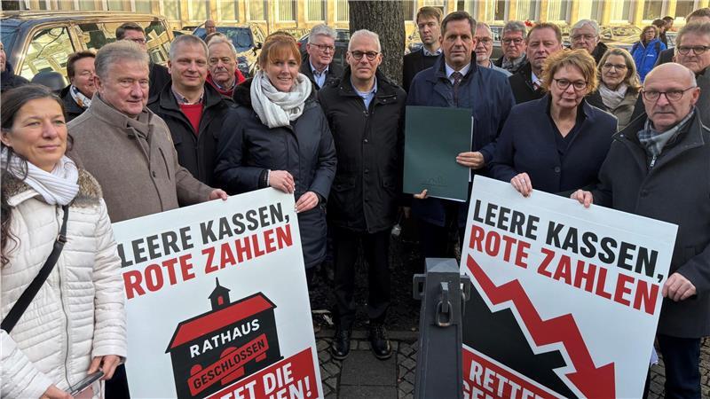 Ministerpräsident Olaf Lies (3. v. r.) und Innenministerin Daniela Behrens (2. v. r.) erhalten von NSGB-Präsident Dr. Marco Trips (Mitte) den Wittmunder Appell überreicht.