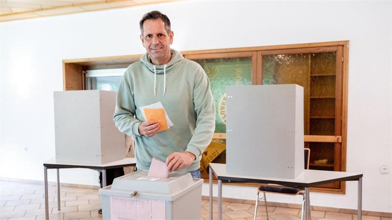 Niedersachsen hat gewählt - Hochrechnung sieht CDU vorn Ministerpräsident Olaf Lies (SPD) gab seine Stimme in seiner Heimat Friesland ab.