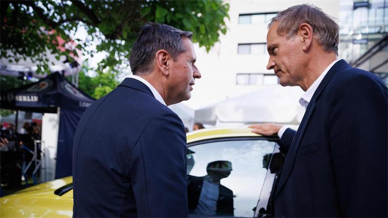 Ministerpräsident Olaf Lies (l.) spricht mit VW-Chef Oliver Blume. Niedersachsen ist zweitgrößter Anteilseigner des Konzerns, Lies sitzt für das Land im Aufsichtsrat. (Archivbild)