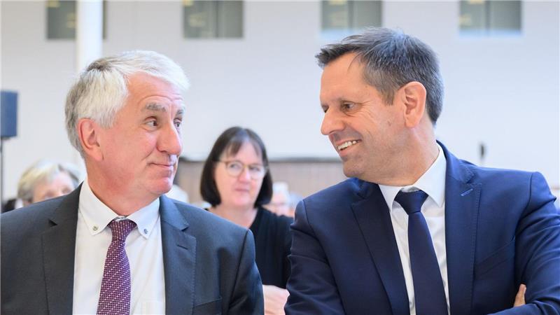 Landkreise pochen auf mehr Geld vom Land Ministerpräsident Olaf Lies (rechts), hier mit dem scheidenden NLT-Hauptgeschäftsführer Hubert Meyer, betonte die Bedeutung der Kommunen.