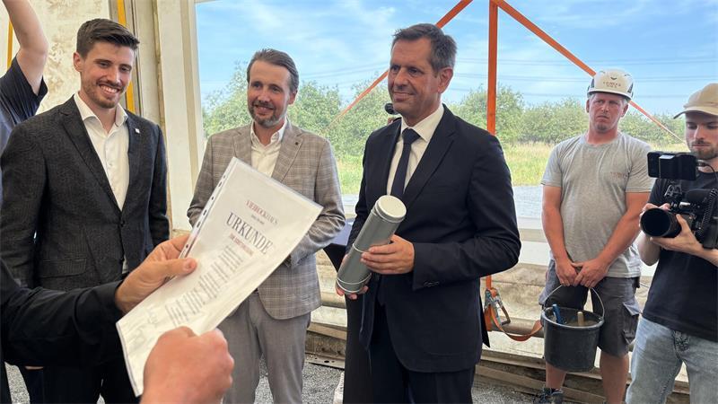 Viebrockhaus: Im Altländer Viertel entsteht Stades erste Smart-City Ministerpräsident Olaf Lies (rechts) sowie Lars (links) und Dirk Viebrock kurz vor der Grundsteinlegung.