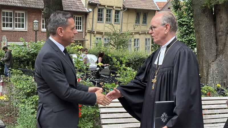 Stade nach der Bluttat in Trauer: Ein Abend als „Zeichen der Hoffnung“ Ministerpräsident Olaf Lies wird bei der Ankunft an der Stader Kirche von Landesbischof Ralf Meister begrüßt.