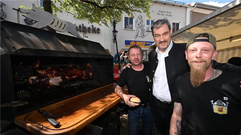 Schweine-Wettgrillen mit Söder und Peta-Protest Ministerpräsident Söder am Schweinegrill.