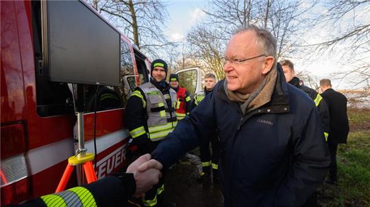 Ministerpräsident Stephan Weil (SPD) bedankt sich bei Feuerwehrkräften der Freiwilligen Feuerwehr.
