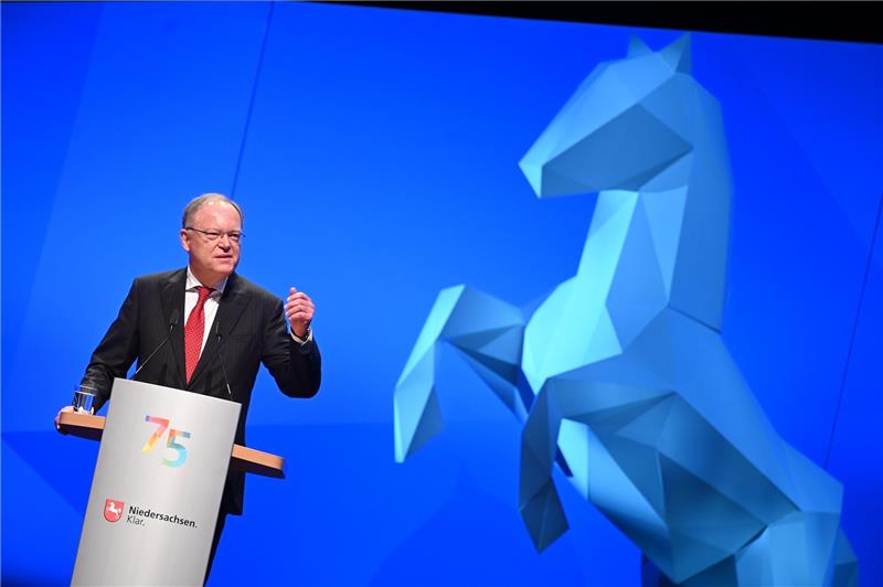 Ministerpräsident Stephan Weil (SPD) spricht beim Festakt. Foto: Julian Stratenschulte/dpa