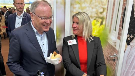 Ministerpräsident Stephan Weil geniesst eine Altländer Bratwurst von Düwer aus Grünendeich.