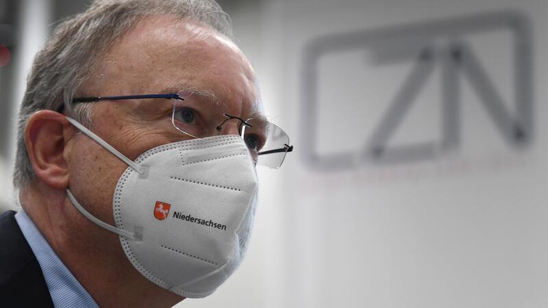 Ministerpräsident Stephan Weil im Logistikzentrum Niedersachsen, wo die Schutzmasken gelagert wurden. (Archivbild)