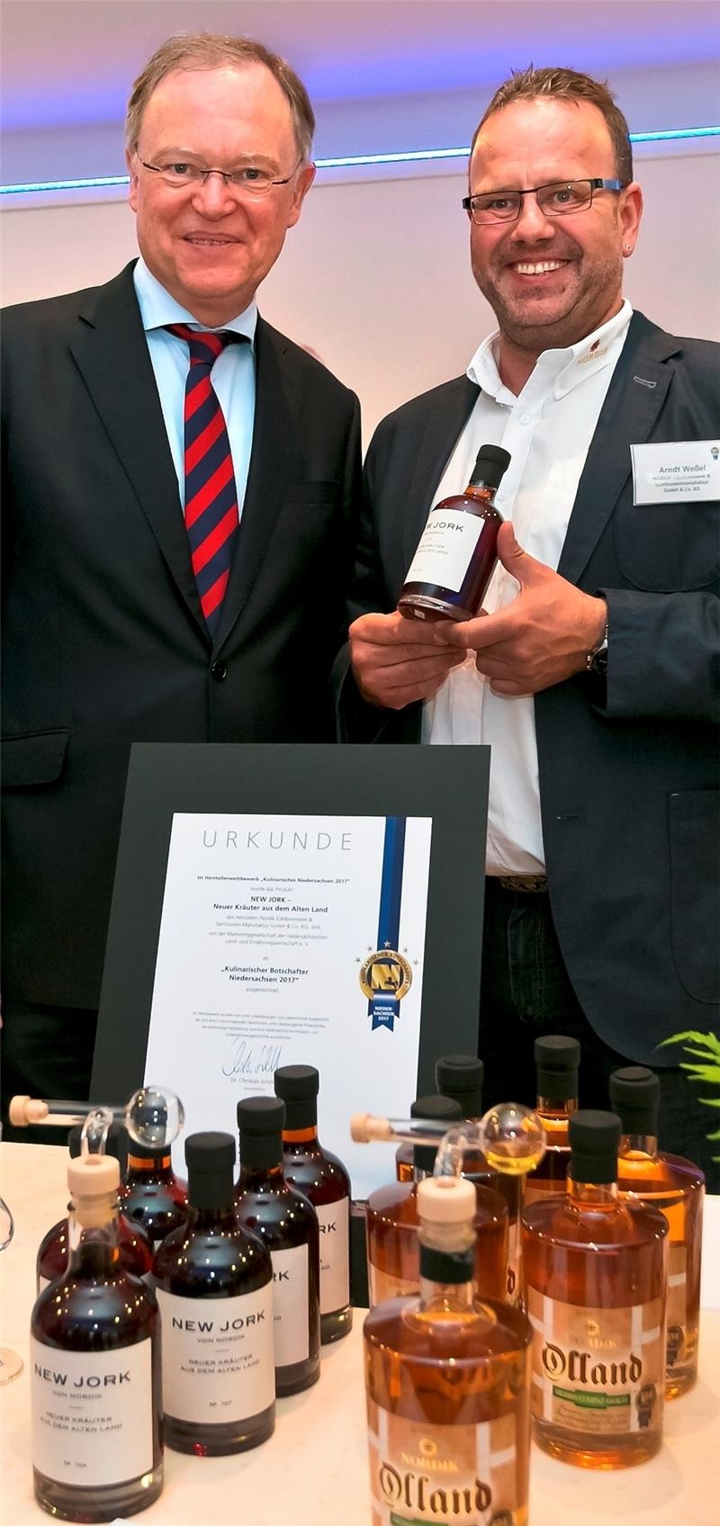 Ministerpräsident Stephan Weil (links) prämiert den Kräuterlikör „New Jork“ als Kulinarischen Botschafter des Landes Niedersachsen 2017. Destillateur-Meister Arndt Weßel von der Nordik Edelbrennerei nimmt die Auszeichnung entgegen.