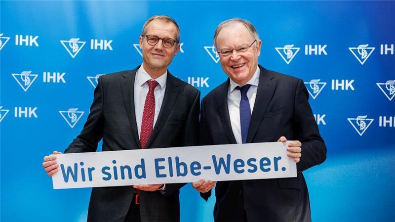 Ministerpräsident Stephan Weil und IHK-Präsident Matthias Kohlmann (links) zeigen es: „Wir sind Elbe-Weser.“