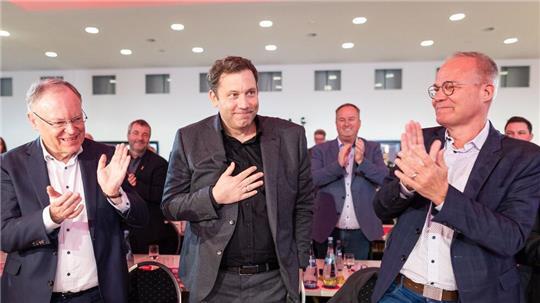 Ministerpräsident Weil (l), Parteichef Klingbeil (M) und Generalsekretär Miersch (r) gelten über Niedersachsen hinaus als starke Stimmen in der SPD.