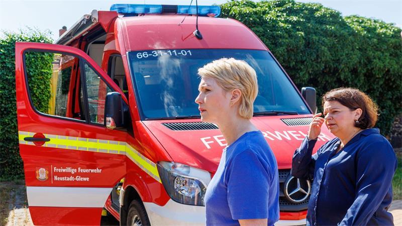 Flammen in Klinik - zwei Tote in Ludwigslust Ministerpräsidentin Manuela Schwesig (l) und Sozialministerin Drese waren ebenfalls vor Ort.