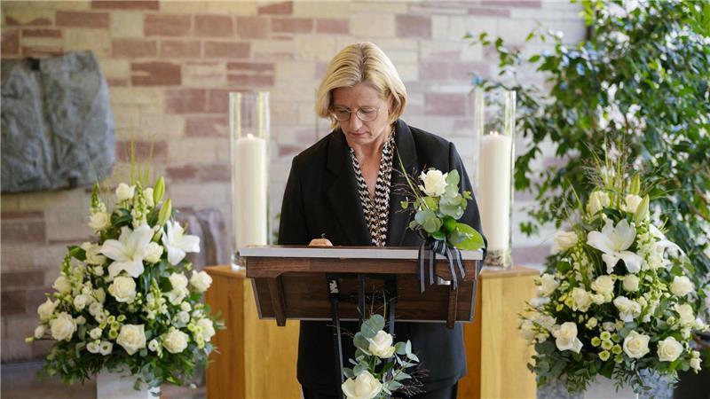 Ministerpräsidentin Rehlinger trägt sich in ein Kondolenzbuch in der Staatskanzlei ein. 