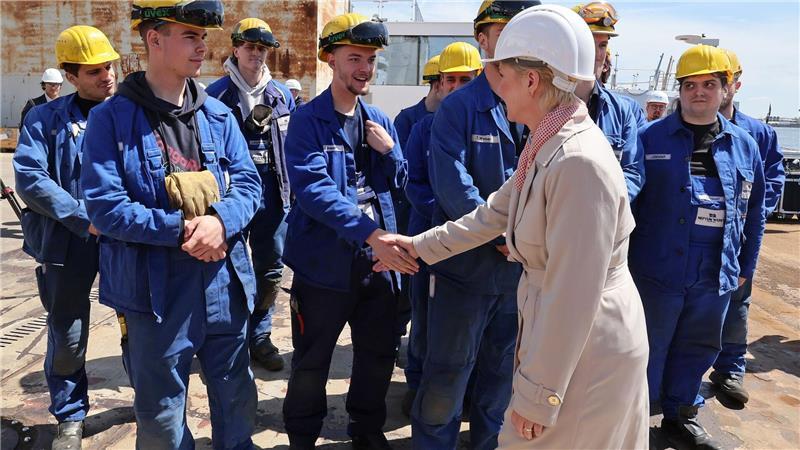 Ministerpräsidentin Schwesig fuhr nach der guten Nachricht auf die Neptun Werft. 