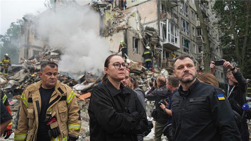 Schwerer Luftangriff auf Kiew mit vielen Toten Ministerpräsidentin Swyrydenko macht sich ein Bild der Lage.