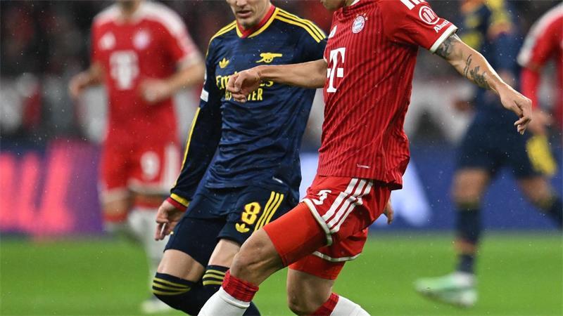 Bayern-Star Díaz fällt mit Muskelbündelriss aus Minjae Kim (r) konnte nur bis zur Pause seinen Job als Verteidiger erledigen.