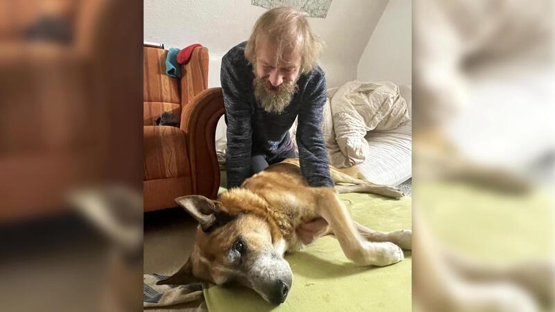 Obdachloser rettet Hund vor Gewalt Mino gibt Schlinki die Zuneigung, die das Tier sein Leben lang nicht bekommen hat.
