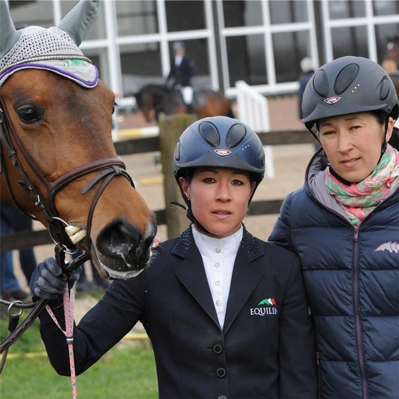 Minou (links) und Mylene Diedrichsmeier reiten zusammen.