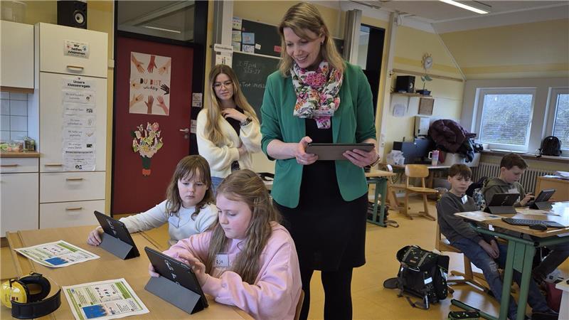 Mint-Koordinatorin Daniela Bielke und Klassenlehrerin Lisanne Wilke schauen Taija und Madlen interessiert über die Schulter.