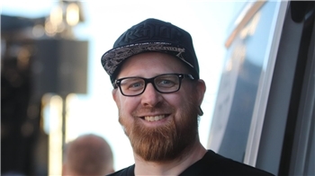 „Mir geht es gerade super, weil das Wetter gut ist, mein Job mir Spaß macht und ich den Kontakt zu den Kunden und der Band liebe.”Thorben Krupke aus Hamburg, Merch-Verkäufer beim Elbfähre Music-Cruise, am Freitag, 29. Mai 2026.