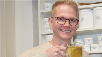 "Mir geht es gut, weil ich täglich viel Lob von unseren Kunden erhalte und die Teezeit beginnt."Kevin Köpcke, Geschäftsführer Gräfenhof Tee GmbH in Buxtehude, am 29. November 2023