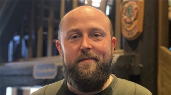 „Mir geht es gut, weil wir in die dunkle Jahreszeit gehen und unsere Kneipe dann voll ist.“Mirko Thomas, vom Rebels Choice Buxtehude, am 15. Oktober 2025.