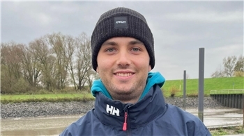 „Mir geht es super. Ich bin froh, dass ich jetzt ein Auslandsjahr in Neuseeland mache, weil es dort warm ist.“Segelmacher Matti Pleßmann aus Jork steht am Yachthafen Neuenschleuse am 27. November 2025