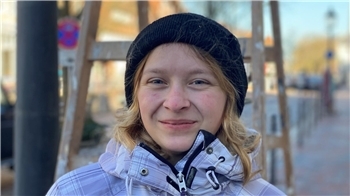 „Mir geht es super - endlich mal wieder bei Sonne an der frischen Luft arbeiten!“Lea Klindworth, aus Buxtehude vom Malereibetrieb Tobaben, am Mittwoch, 4. März 2025.