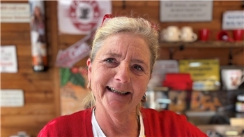 "Mir geht's ausgezeichnet. Die Kunden sind nett, die Mettbrötchen schmecken und die Sonne scheint."Sonja Rahmann vom Moin Moin Stehcafé in Stade am Donnerstag, 2. Oktober 2025.