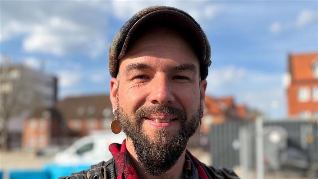 "Mir geht's gut. Das Wetter ist super, ich habe draußen gearbeitet, an meinem Bu...