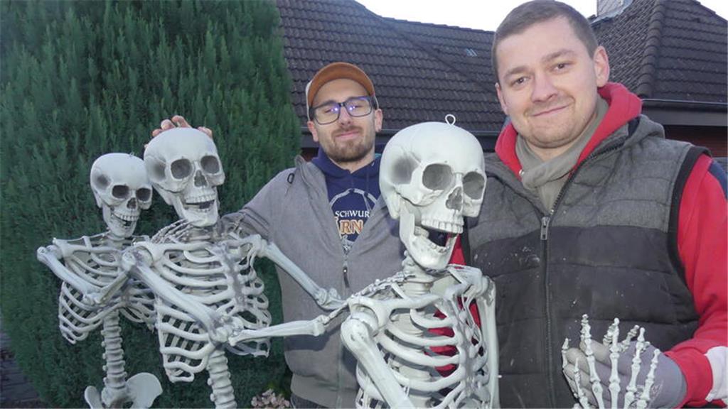 „Mir geht‘s gut. Die Aufbauten für unser Horrorhaus stehen, jetzt läuft das Fein...