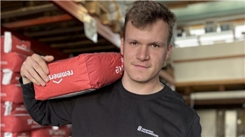 "Mir geht's gut, weil mein Job vielfältig ist und ich dabei jeden Tag Probleme lösen kann."Brian Häßler, Geselle bei Norddeutsche Bausanierung in Stade