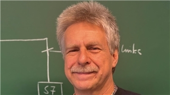 "Mir geht's immer gut. Ich habe nette Kollegen und eine perfekte Ausstattung für meine Arbeit."Thorsten Jekat, Berufschullehrer aus Stade, am 16. Oktober 2025.